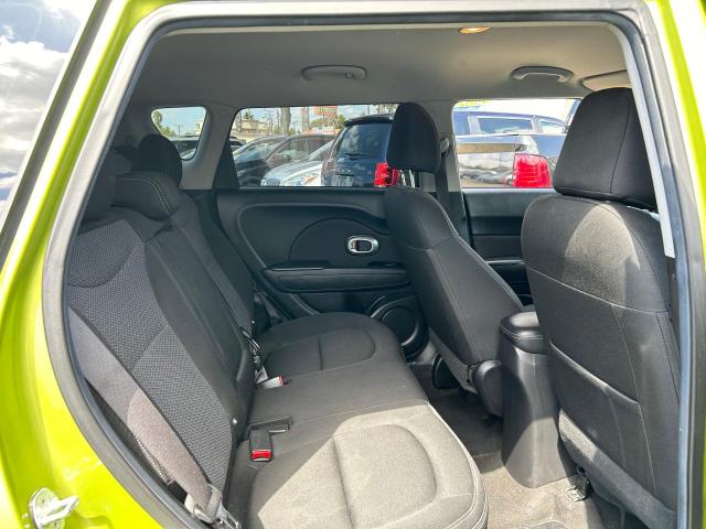 KNDJP3A58H7879147 - 2017 KIA SOUL + GREEN photo 6