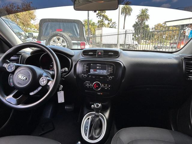 KNDJP3A58H7879147 - 2017 KIA SOUL + GREEN photo 9