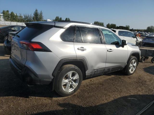 2T3R1RFV5MC252082 - 2021 TOYOTA RAV4 XLE SILVER photo 3