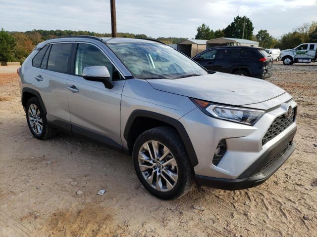 2T3C1RFVXLC082077 - 2020 TOYOTA RAV4 XLE PREMIUM SILVER photo 4