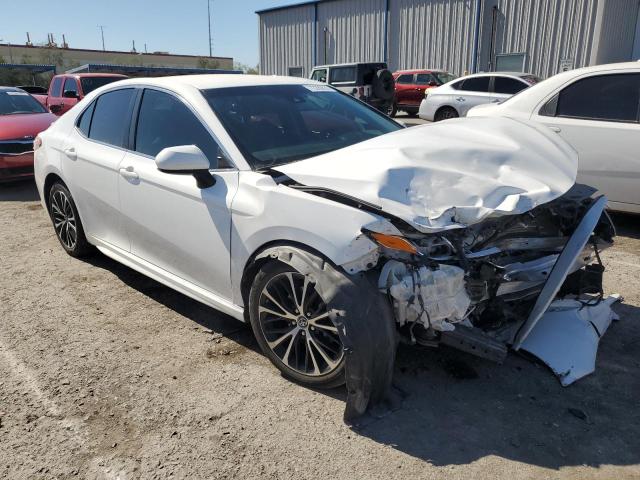 4T1B11HK1JU113673 - 2018 TOYOTA CAMRY L WHITE photo 4