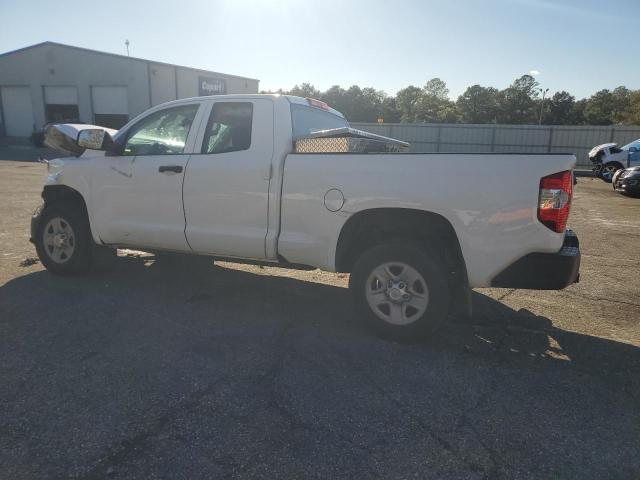 5TFRM5F10JX122892 - 2018 TOYOTA TUNDRA DOUBLE CAB SR/SR5 WHITE photo 2