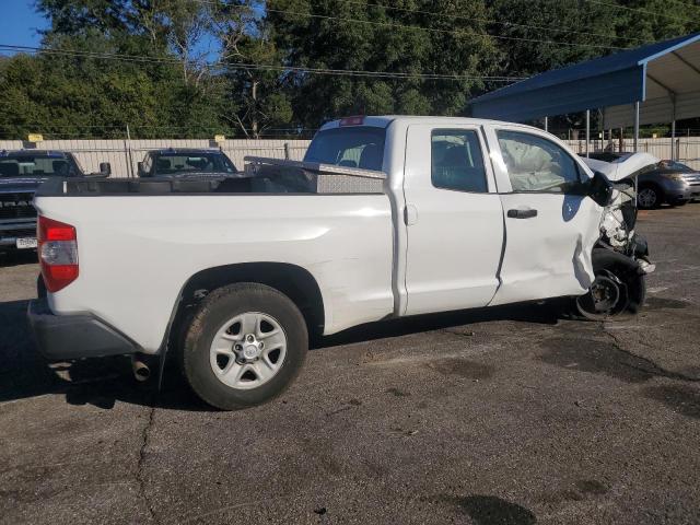 5TFRM5F10JX122892 - 2018 TOYOTA TUNDRA DOUBLE CAB SR/SR5 WHITE photo 3