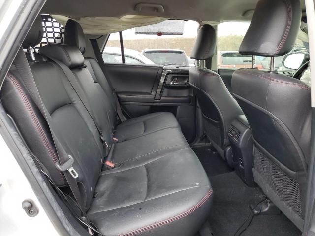 JTEBU5JR3J5511337 - 2018 TOYOTA 4RUNNER SR5/SR5 PREMIUM 银色 照片 11