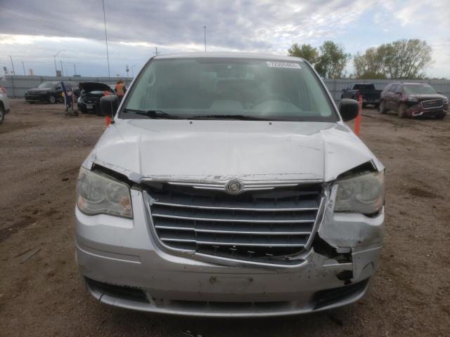 2A8HR44E29R630183 - 2009 CHRYSLER TOWN & COU LX SILVER photo 5