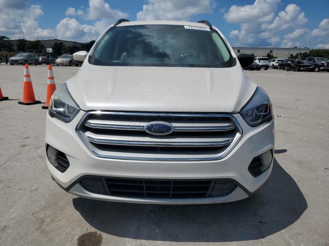 1FMCU0HD9JUA21475 - 2018 FORD ESCAPE SEL WHITE photo 5