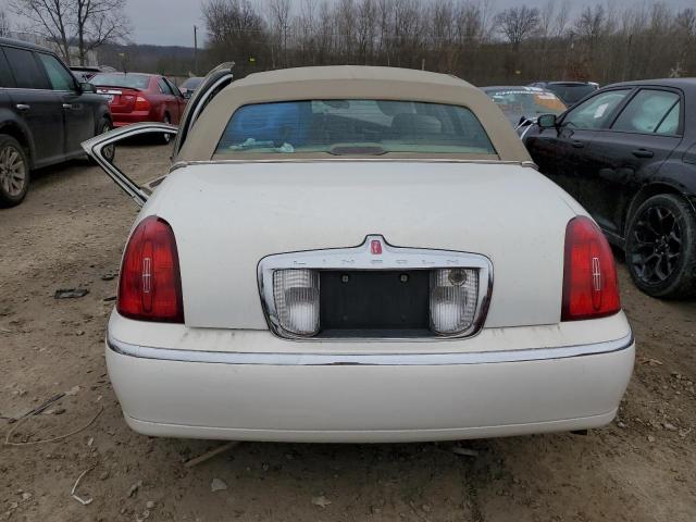 1LNHM82W92Y626458 - 2002 LINCOLN TOWN CAR SIGNATURE WHITE photo 6