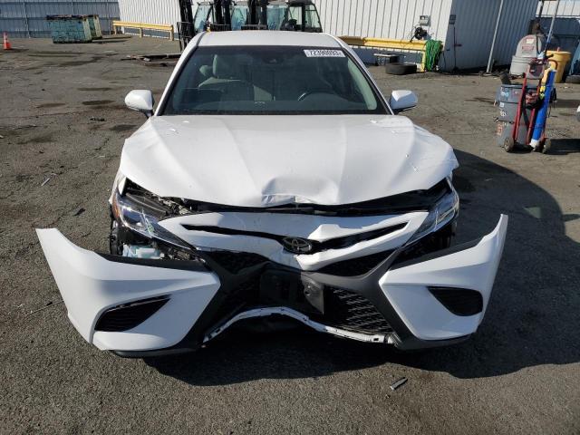 4T1B11HK5JU091404 - 2018 TOYOTA CAMRY L WHITE photo 5