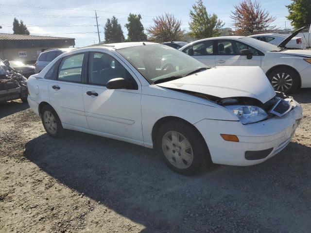 1FAFP34NX6W146365 - 2006 FORD FOCUS ZX4 WHITE photo 4