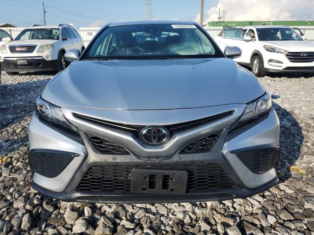 4T1G11AK6PU755363 - 2023 TOYOTA CAMRY SE NIGHT SHADE SILVER photo 5