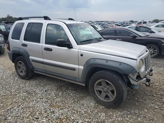 1J4GL38K15W614244 - 2005 JEEP LIBERTY RENEGADE Gümüş foto 4