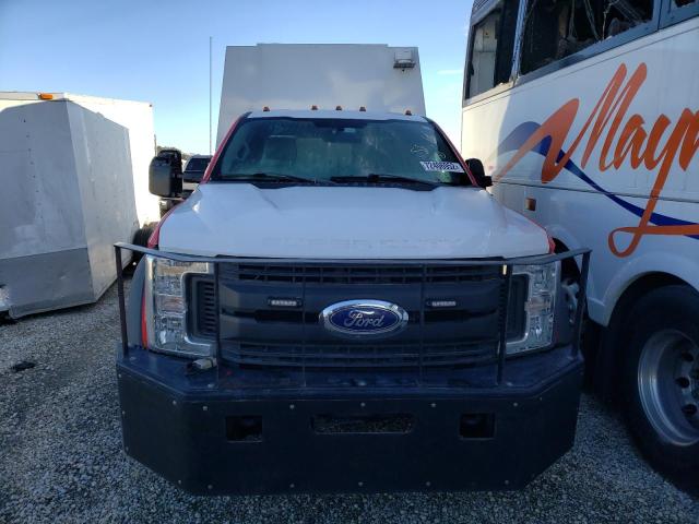 1FD0X4GT1JEB53473 - 2018 FORD F450 SUPER DUTY WHITE photo 5