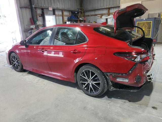 4T1T11AK4PU105929 - 2023 TOYOTA CAMRY SE NIGHT SHADE RED photo 2