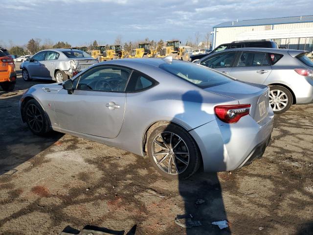 JF1ZNAA17H8705032 - 2017 TOYOTA 86 BASE SILVER photo 2