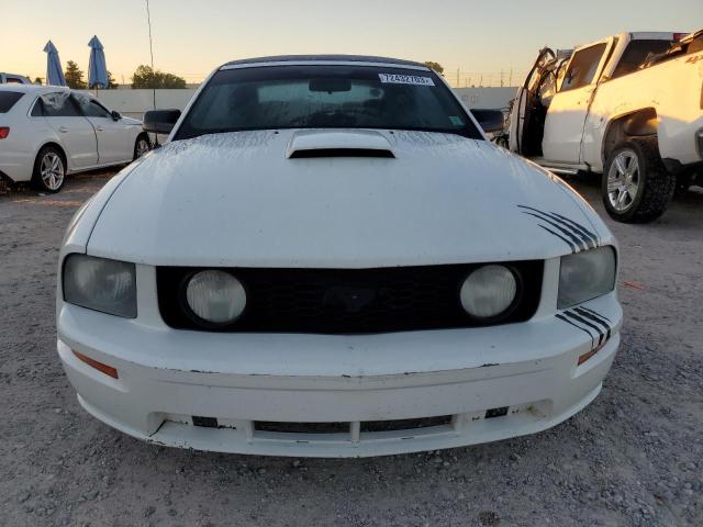 1ZVHT85H185111014 - 2008 FORD MUSTANG GT WHITE photo 5