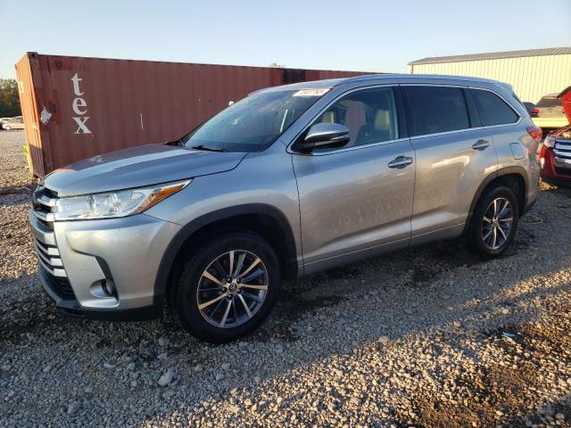 5TDKZRFH6JS548549 - 2018 TOYOTA HIGHLANDER SE SILVER photo 1