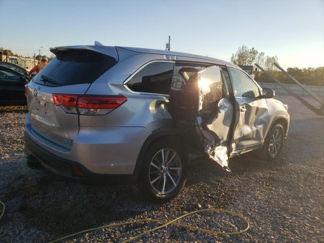 5TDKZRFH6JS548549 - 2018 TOYOTA HIGHLANDER SE SILVER photo 3