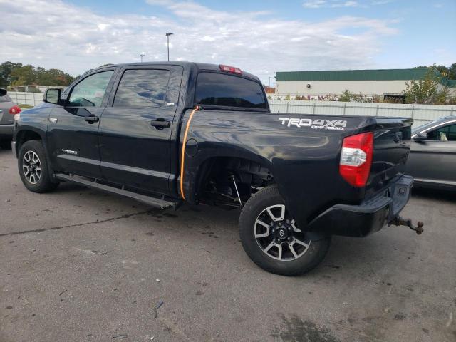 5TFDY5F16JX737090 - 2018 TOYOTA TUNDRA CREWMAX SR5 BLACK photo 2