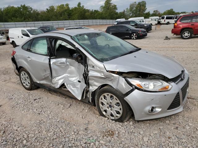 1FAHP3F21CL153925 - 2012 FORD FOCUS SE SILVER photo 4