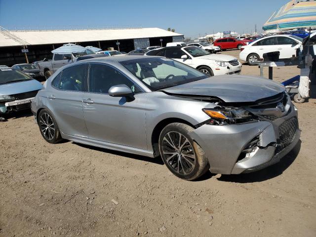 4T1B11HK8JU577589 - 2018 TOYOTA CAMRY L SILVER photo 4