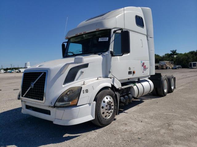 4V4NC9TG97N461385 - 2007 VOLVO VN VNL WHITE photo 2