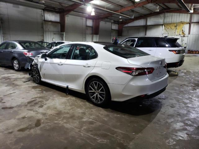 4T1F11BK4MU030754 - 2021 TOYOTA CAMRY XLE WHITE photo 2