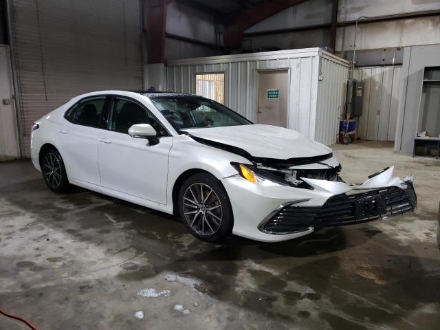 4T1F11BK4MU030754 - 2021 TOYOTA CAMRY XLE WHITE photo 4