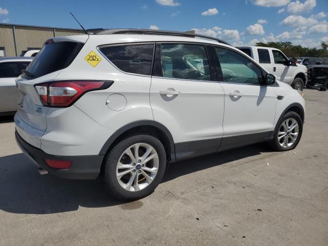 1FMCU0GD7JUB29031 - 2018 FORD ESCAPE SE WHITE photo 3