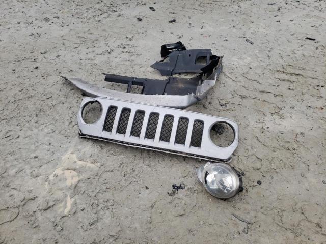 1C4NJPFA0GD614898 - 2016 JEEP PATRIOT LATITUDE SILVER photo 13