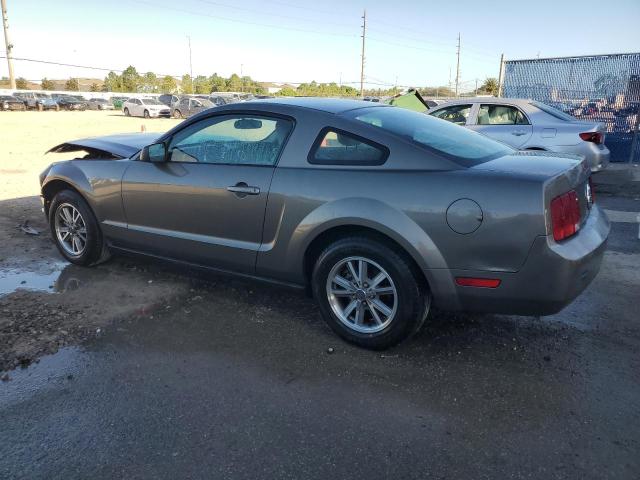 1ZVFT80N755110756 - 2005 FORD MUSTANG GRAY photo 2