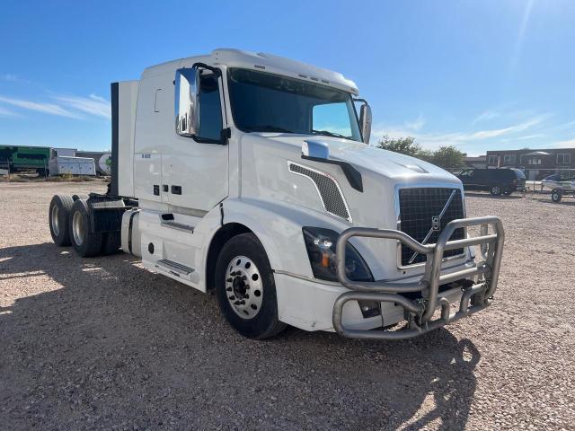 4V4NC9TH5JN887087 - 2018 VOLVO VN VNL WHITE photo 1