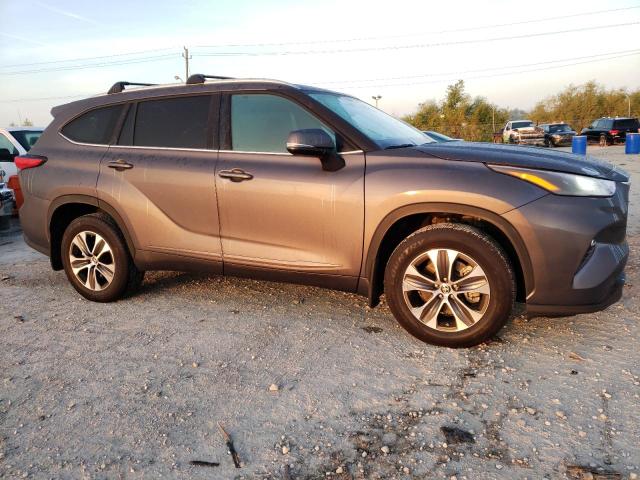 5TDHZRBH8NS227859 - 2022 TOYOTA HIGHLANDER XLE GRAY photo 4