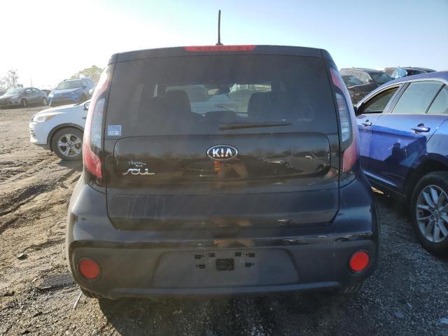 KNDJN2A23H7500903 - 2017 KIA SOUL BLACK photo 6