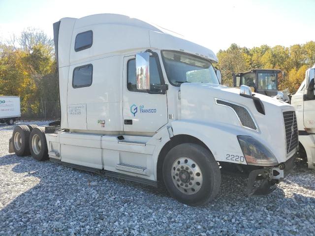 4V4NC9EH8JN888926 - 2018 VOLVO VN VNL WHITE photo 1