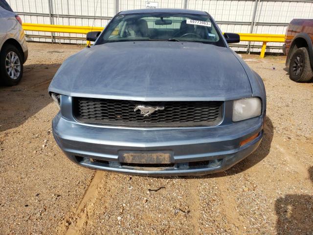 1ZVHT80N685107425 - 2008 FORD MUSTANG BLUE photo 5