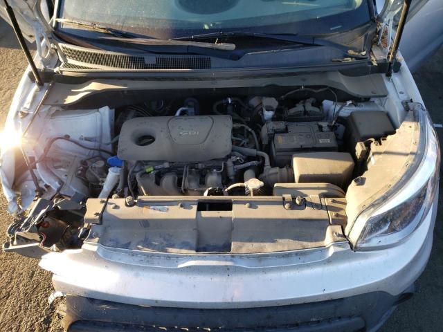 KNDJN2A26K7010818 - 2019 KIA SOUL SILVER photo 12