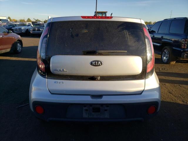 KNDJN2A26K7010818 - 2019 KIA SOUL SILVER photo 6