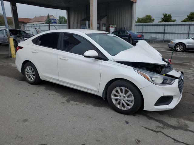 3KPC24A34JE021630 - 2018 HYUNDAI ACCENT SE WHITE photo 4