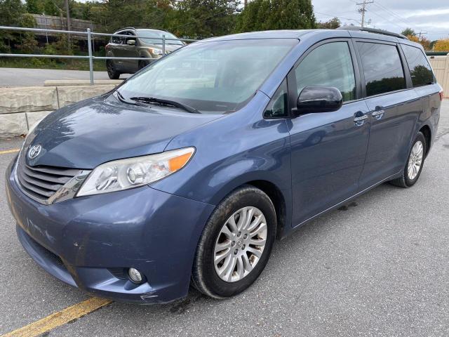 5TDYK3DC9FS652477 - 2015 TOYOTA SIENNA XLE BLUE photo 1