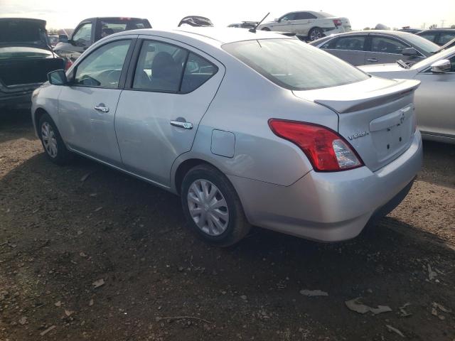 3N1CN7AP5JK437489 - 2018 NISSAN VERSA S SILVER photo 2