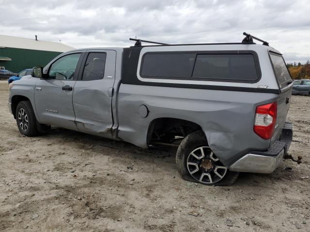 5TFUY5F19JX749850 - 2018 TOYOTA TUNDRA DOUBLE CAB SR/SR5 SILVER photo 2