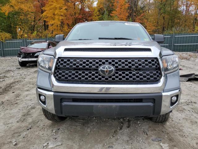 5TFUY5F19JX749850 - 2018 TOYOTA TUNDRA DOUBLE CAB SR/SR5 SILVER photo 5