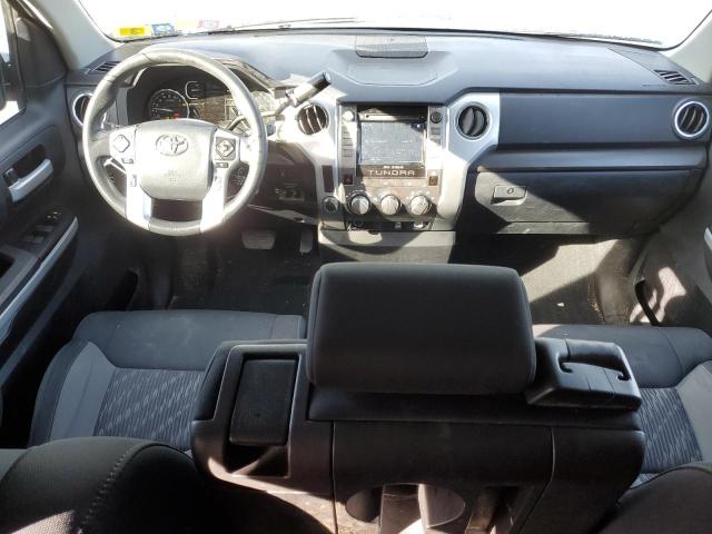 5TFUY5F19JX749850 - 2018 TOYOTA TUNDRA DOUBLE CAB SR/SR5 SILVER photo 8