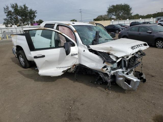 5TFRY5F11JX232581 - 2018 TOYOTA TUNDRA DOUBLE CAB SR/SR5 WHITE photo 4