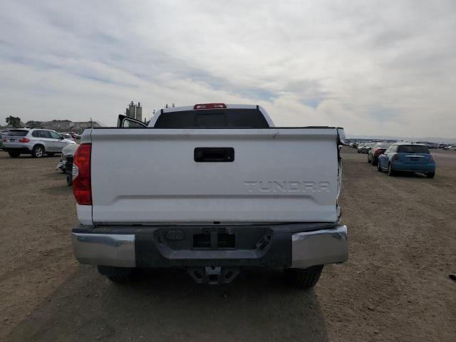 5TFRY5F11JX232581 - 2018 TOYOTA TUNDRA DOUBLE CAB SR/SR5 WHITE photo 6