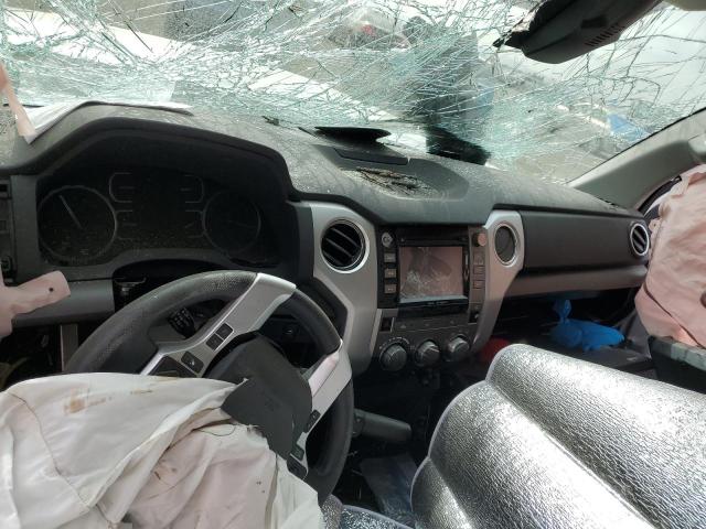 5TFRY5F11JX232581 - 2018 TOYOTA TUNDRA DOUBLE CAB SR/SR5 WHITE photo 8