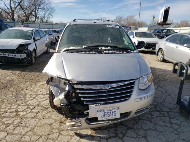 2A8GP64LX6R737845 - 2006 CHRYSLER TOWN & COU LIMITED SILVER photo 5