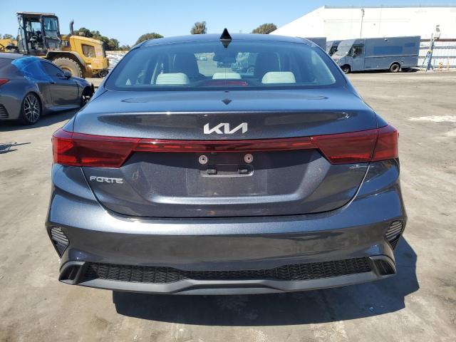 3KPF24AD7NE490352 - 2022 KIA FORTE FE GRAY photo 6