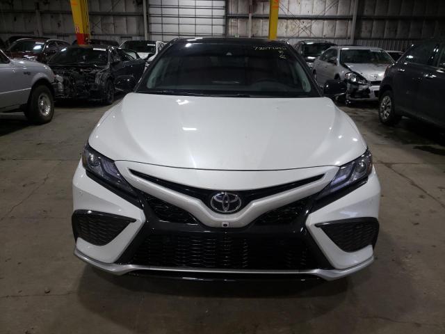 4T1KZ1AK7MU047623 - 2021 TOYOTA CAMRY TRD WHITE photo 5