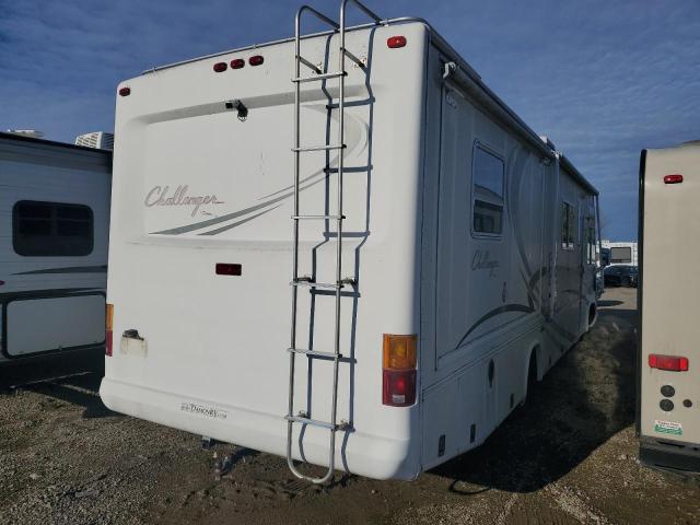 5B4LP37J5Y3320939 - 2001 WORKHORSE CUSTOM CHASSIS MOTORHOME P3500 WHITE photo 4